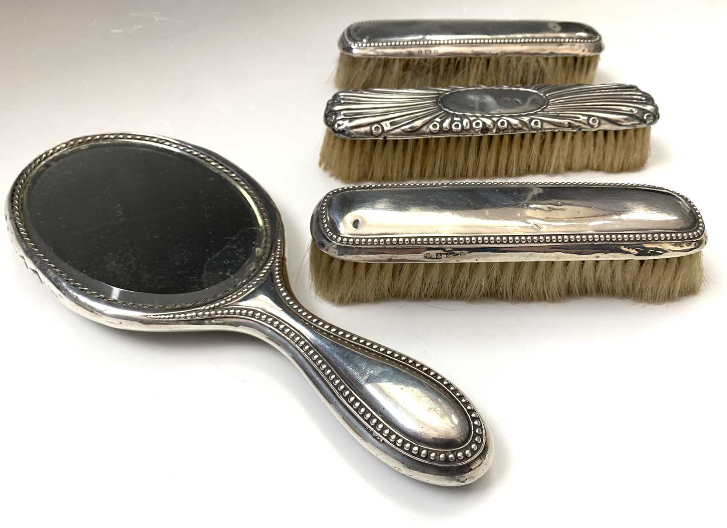A silver-mounted mirror and three silver-mounted brushes - Bild 4 aus 5