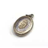 A chased and enamelled gold locket, 4.1g.