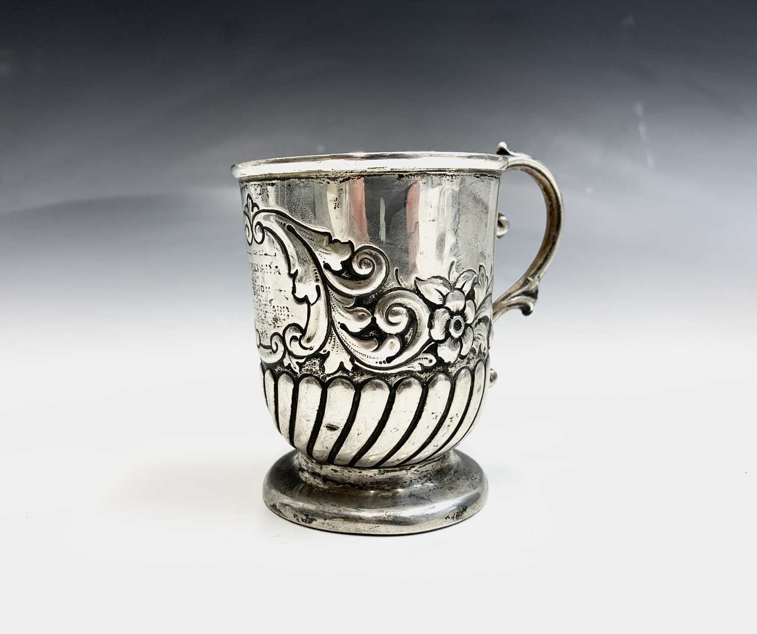 An Edwardian silver christening mug, half spiral fluted and embossed with flowers and scrolls. - Bild 10 aus 10