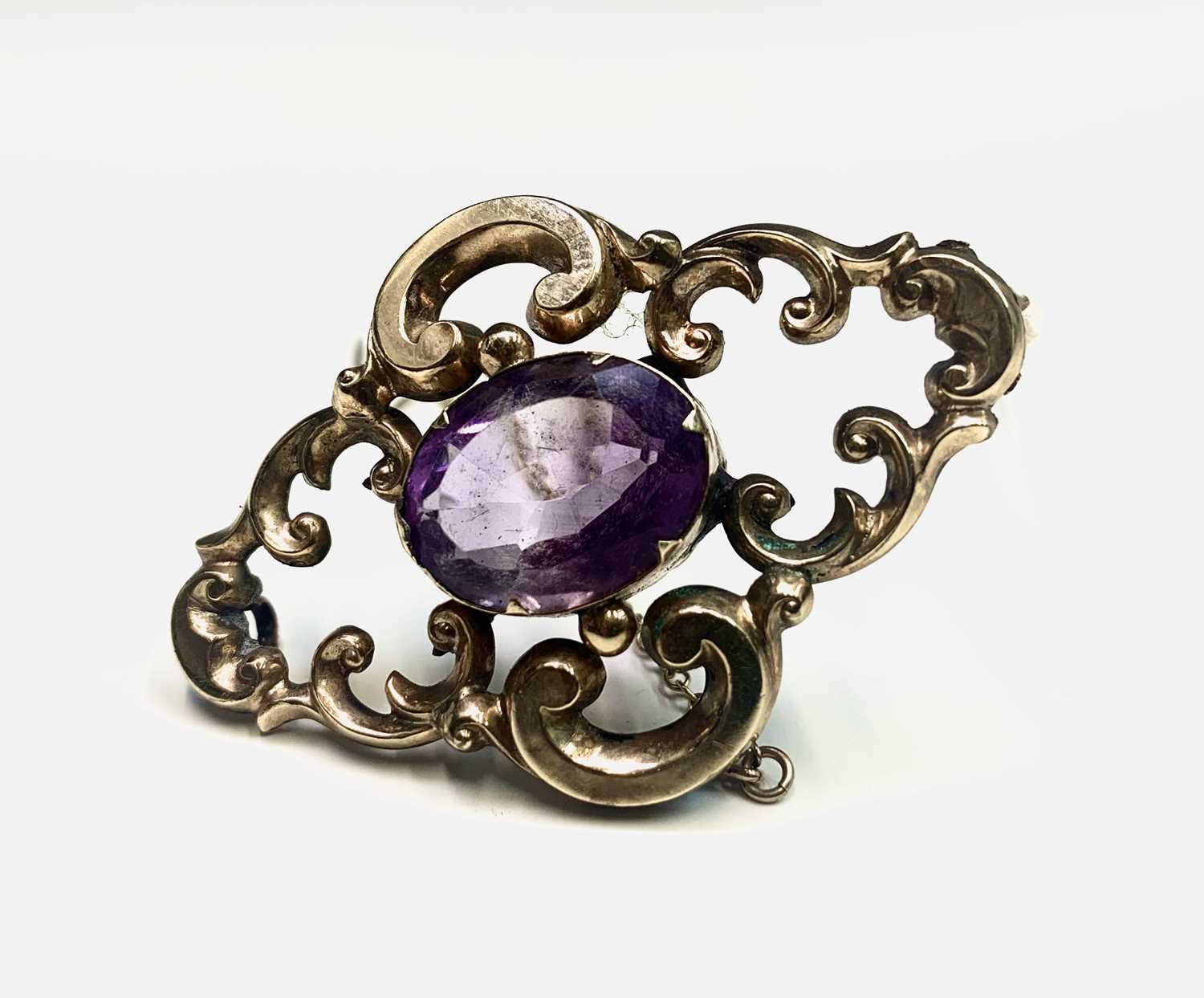 A Victorian scrolling gold brooch set an amethyst 48mm 8.6gm - Image 3 of 3