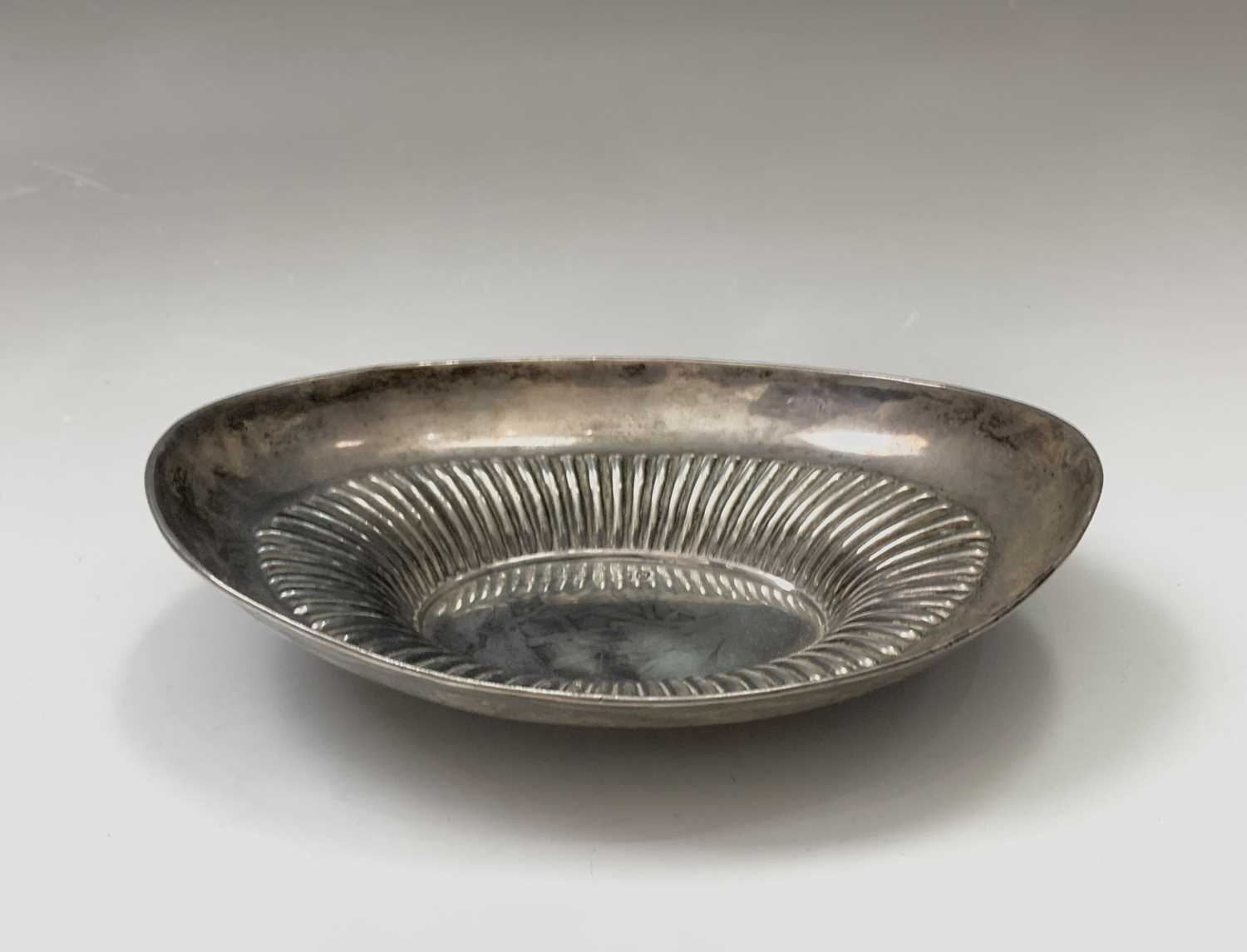 Two silver bonbon bowls and a silver pen tray 6.6oz - Image 2 of 8