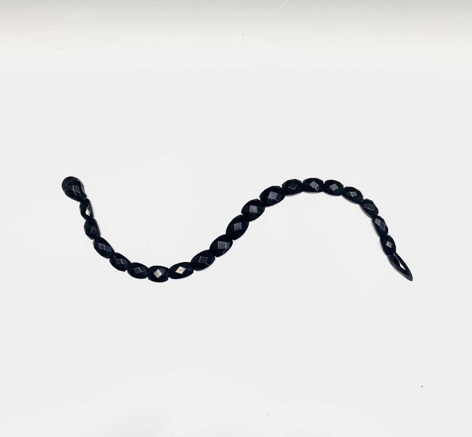 A jet bead snake necklace - Image 4 of 4