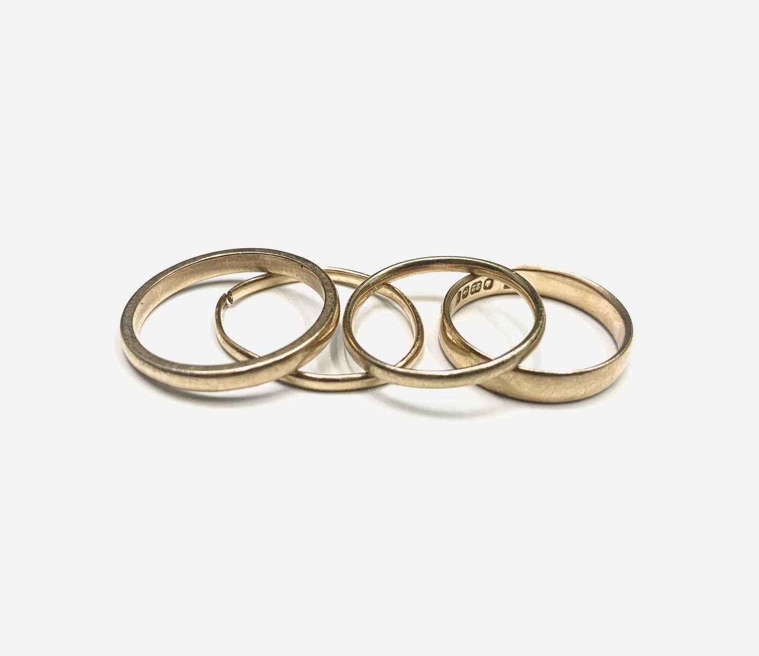Four 22ct gold bands 8.8gm