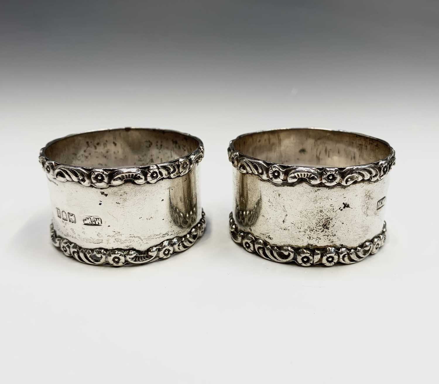 Two pairs of silver napkin rings and a fifth silver napkin ring 4.5oz - Bild 2 aus 4