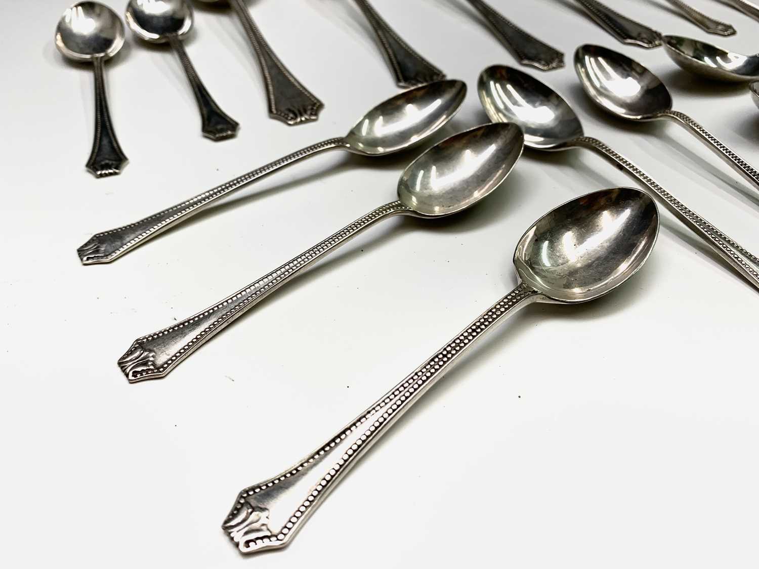 A set of twelve beaded silver teaspoons and four matching dessert spoons by Wilmot Manufacturing - Bild 2 aus 3