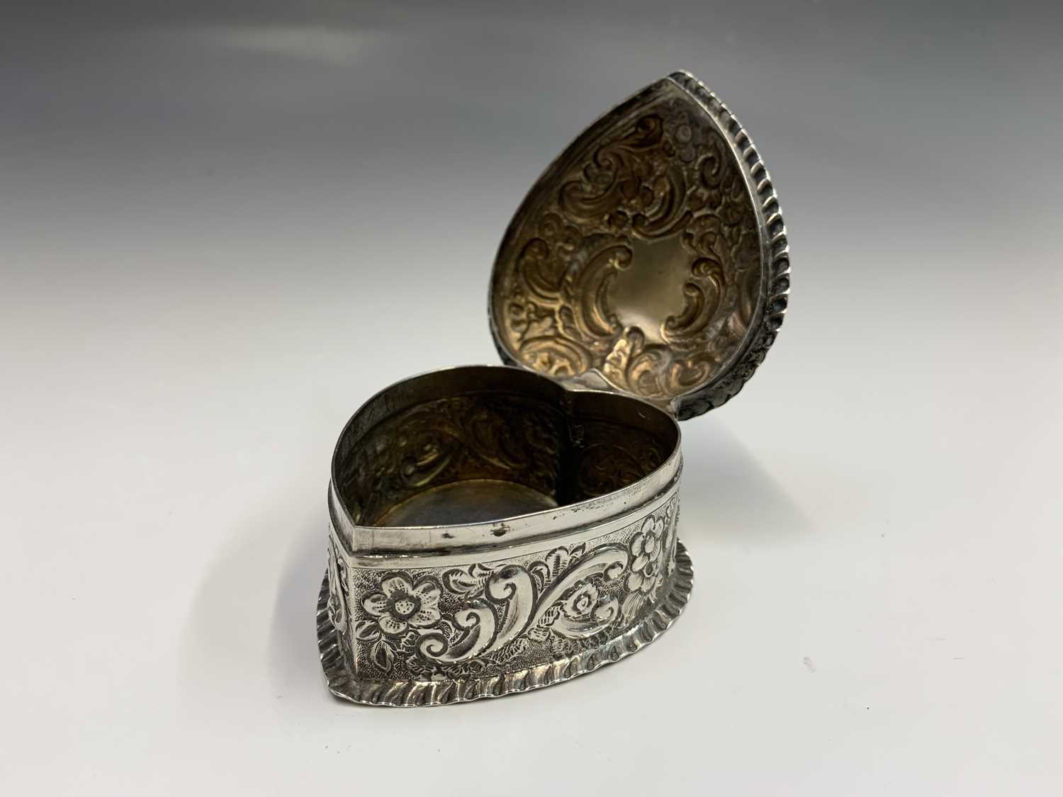 A heart-shaped silver late Victorian box by George Unite with ornate embossed decoration and - Bild 3 aus 3