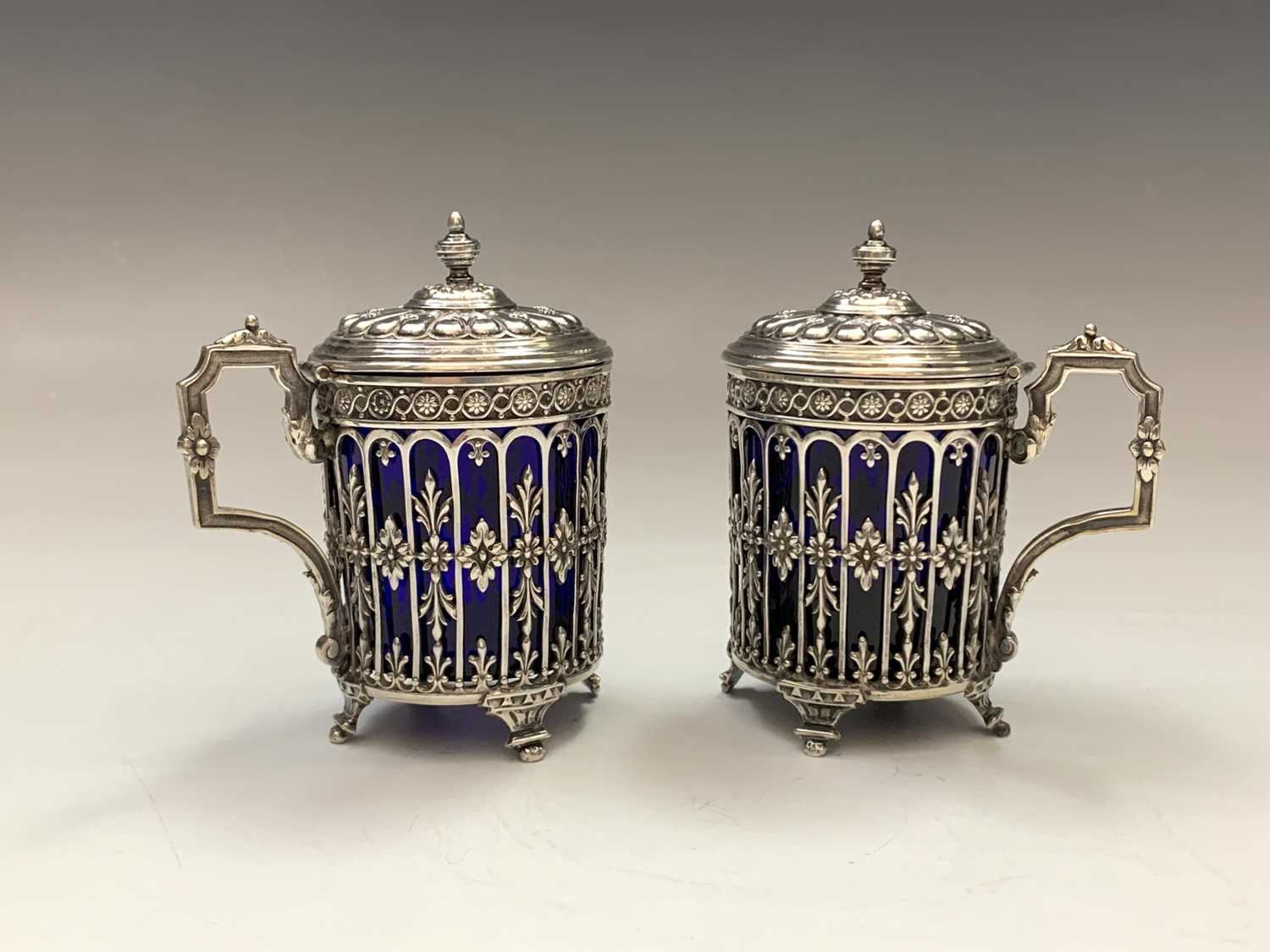 A pair of French silver pierced and embossed mustards with blue glass liners mustard pots 5.8oz - Bild 4 aus 5
