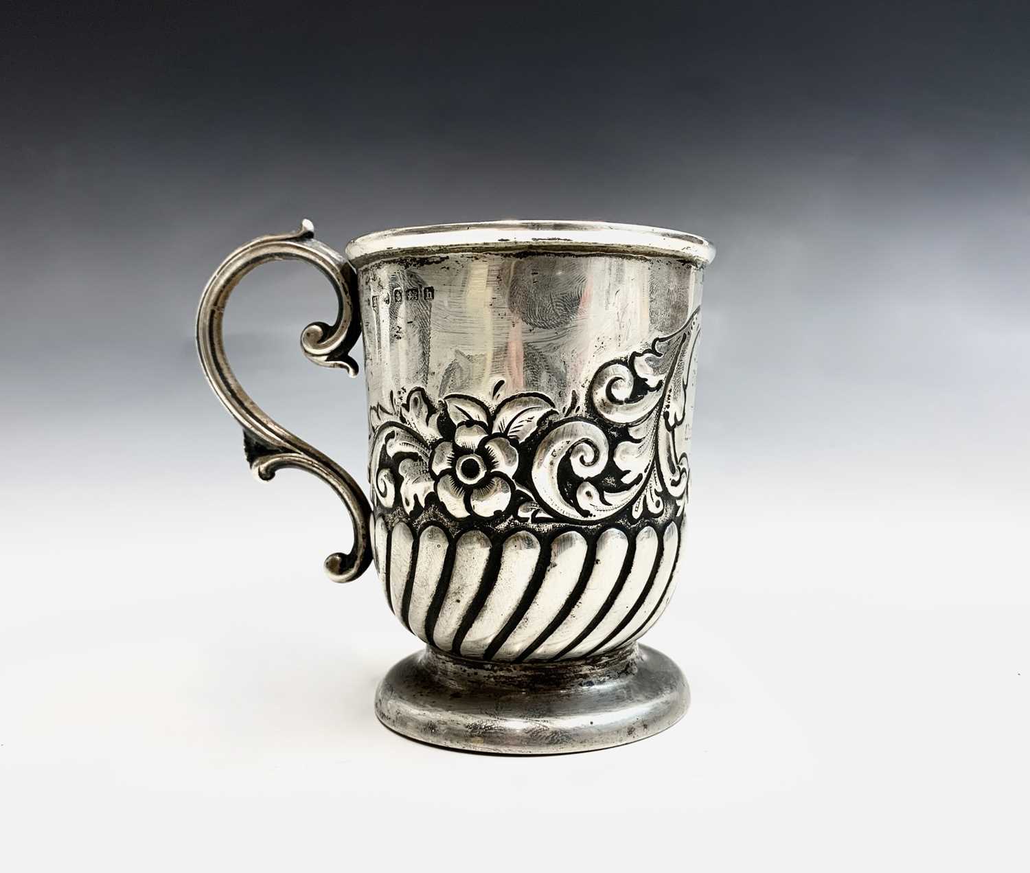 An Edwardian silver christening mug, half spiral fluted and embossed with flowers and scrolls. - Bild 2 aus 10