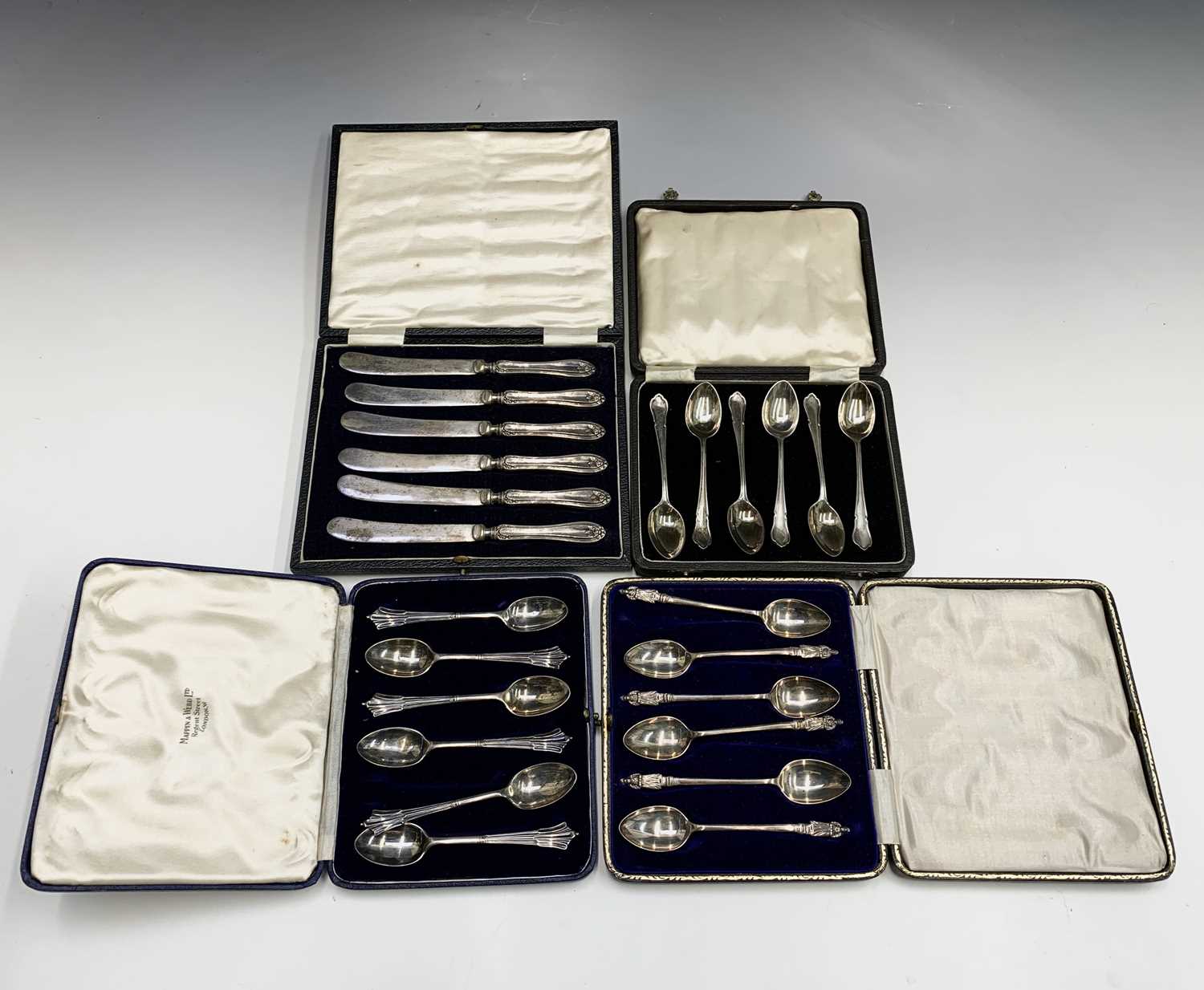 Three sets of six silver teaspoons, 6.2oz each cased and a set of six tea knives - Bild 2 aus 7