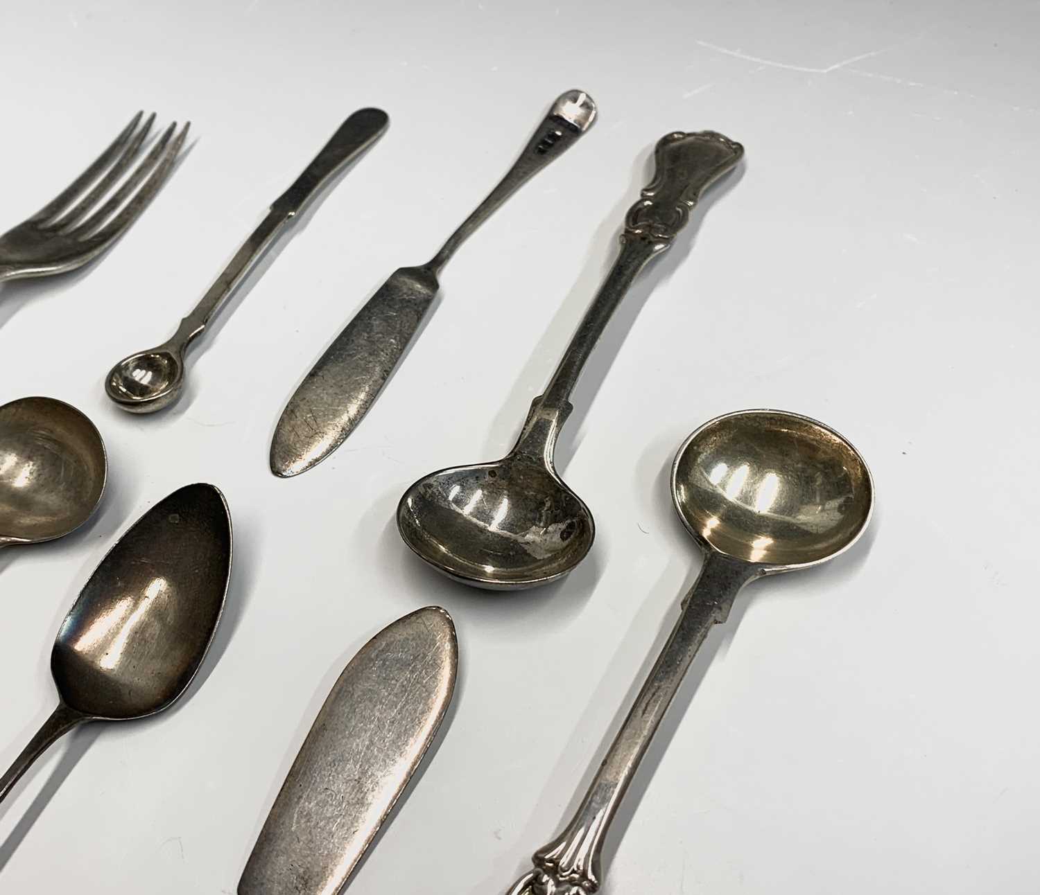 A pair of Victorian silver salt spoons, three other spoons two butterknives and a fork - Bild 2 aus 3