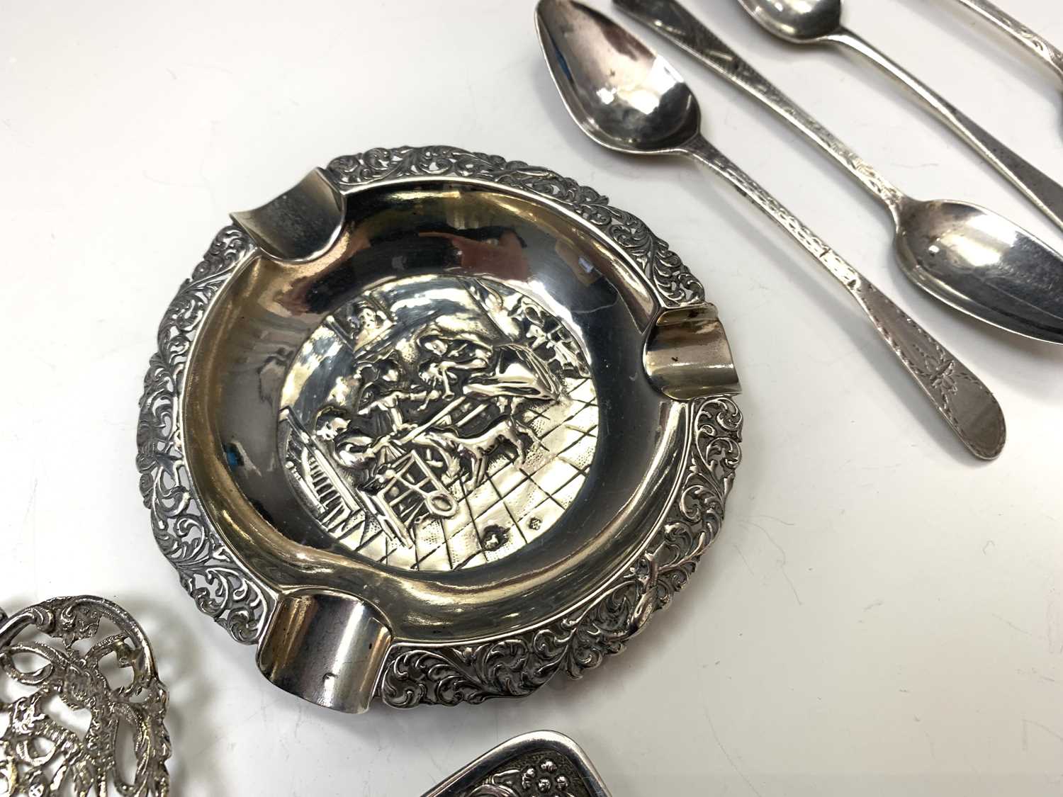 Three pieces of Dutch embossed silver and four Georgian silver teaspoons 4.6oz - Bild 4 aus 6