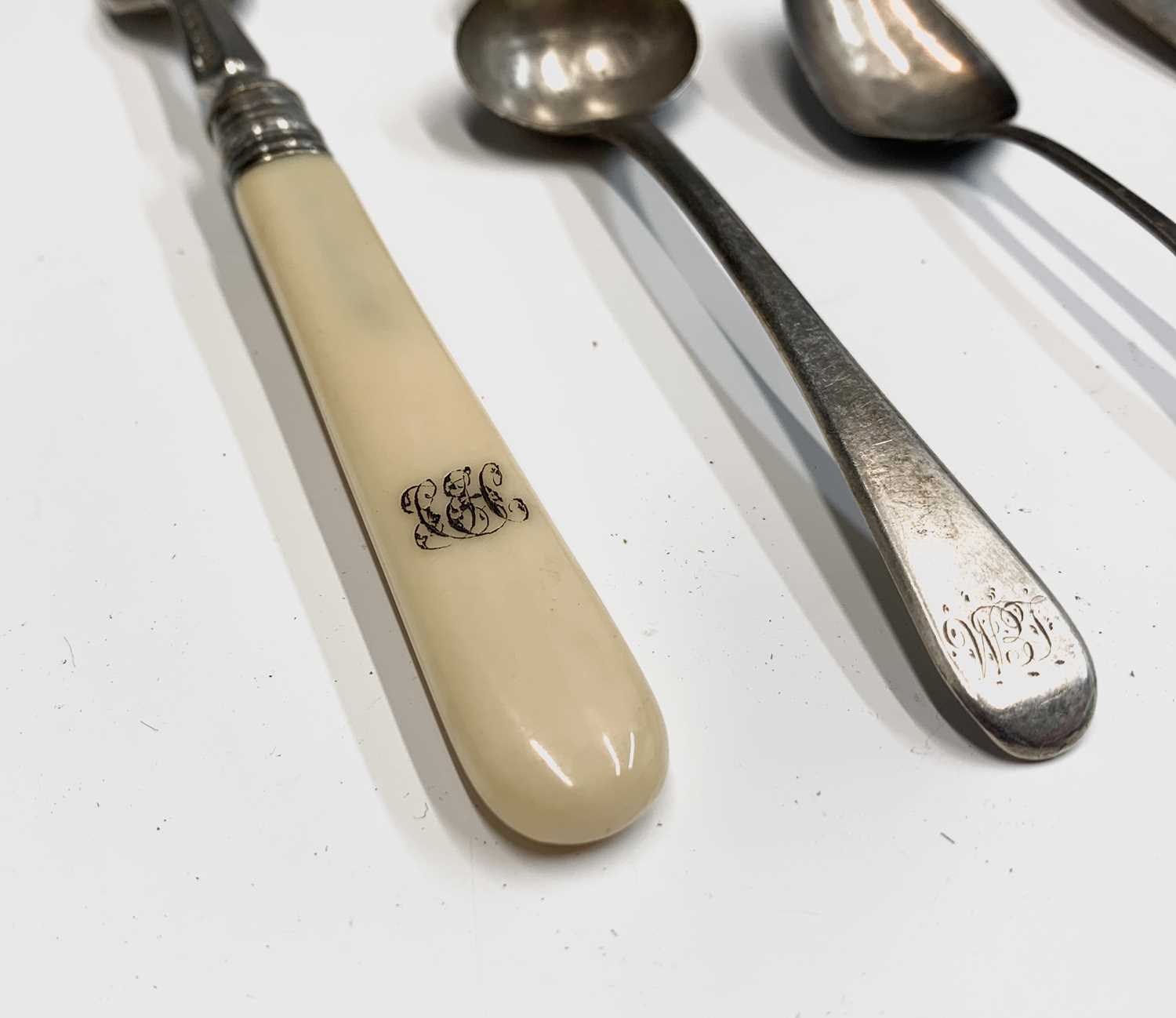 A pair of Victorian silver salt spoons, three other spoons two butterknives and a fork - Bild 3 aus 3