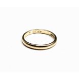 A 22ct gold band 3.4gm.Approx size: Q