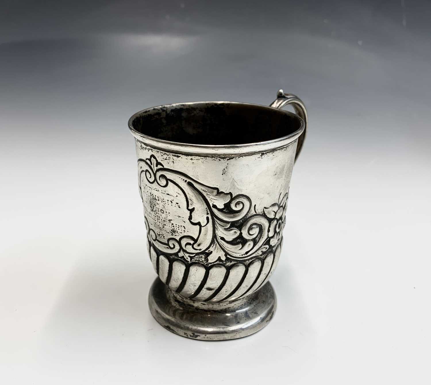 An Edwardian silver christening mug, half spiral fluted and embossed with flowers and scrolls. - Bild 3 aus 10