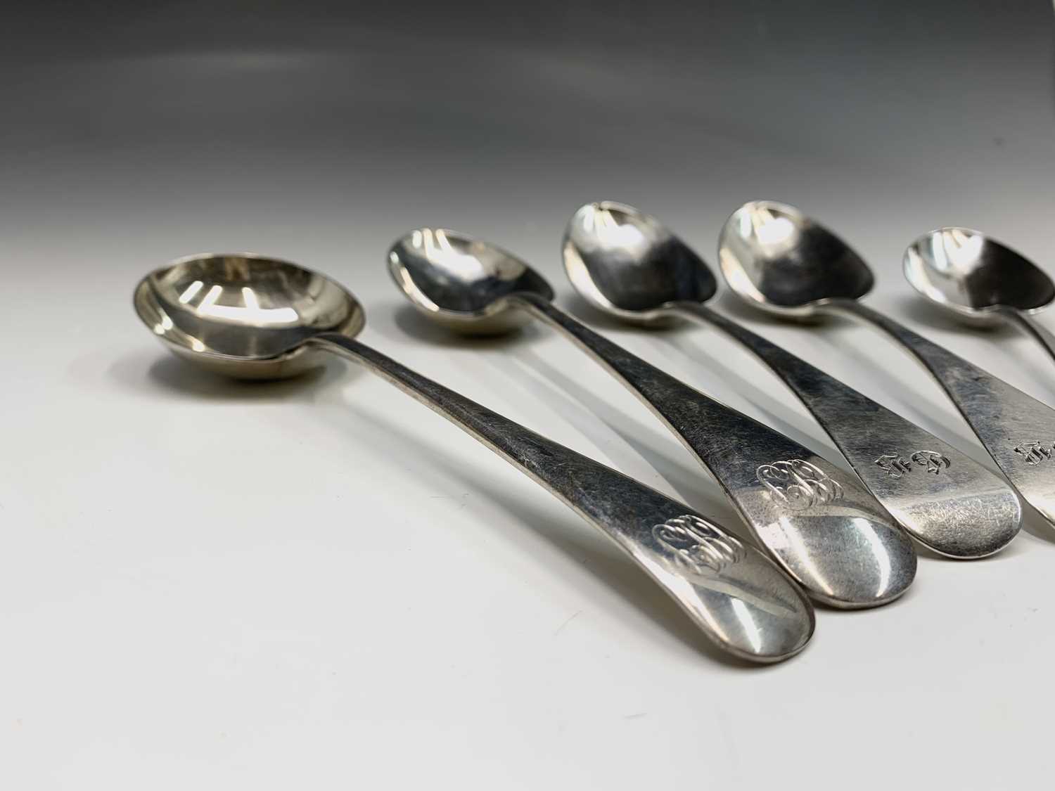 A pair of silver Old English pattern tablespoons by William Eley & William Fearn London 1803, a - Bild 3 aus 4