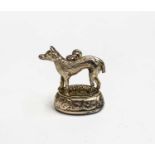 A 9ct gold and bloodstone seal fob in the form of a hound Birmingham 1912 Ht 20.7mm 2.7gmCondition