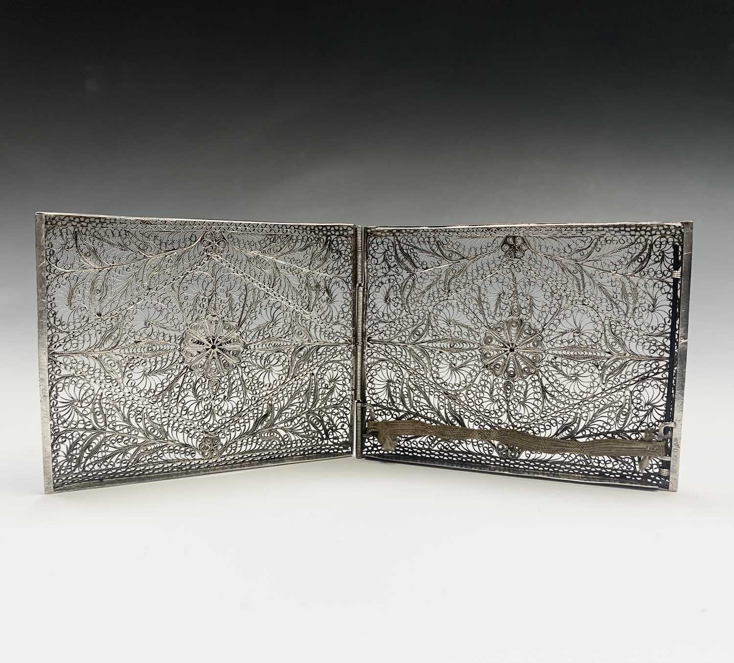 A silver filigree cigarette case 83.3gm - Bild 2 aus 4