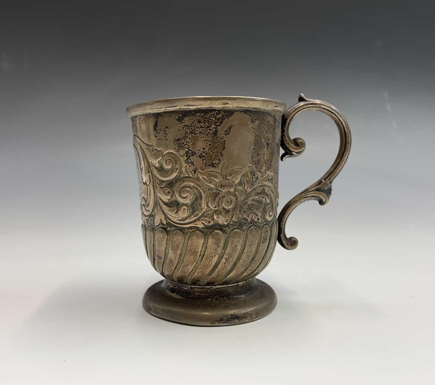 An Edwardian silver christening mug, half spiral fluted and embossed with flowers and scrolls. - Bild 7 aus 10