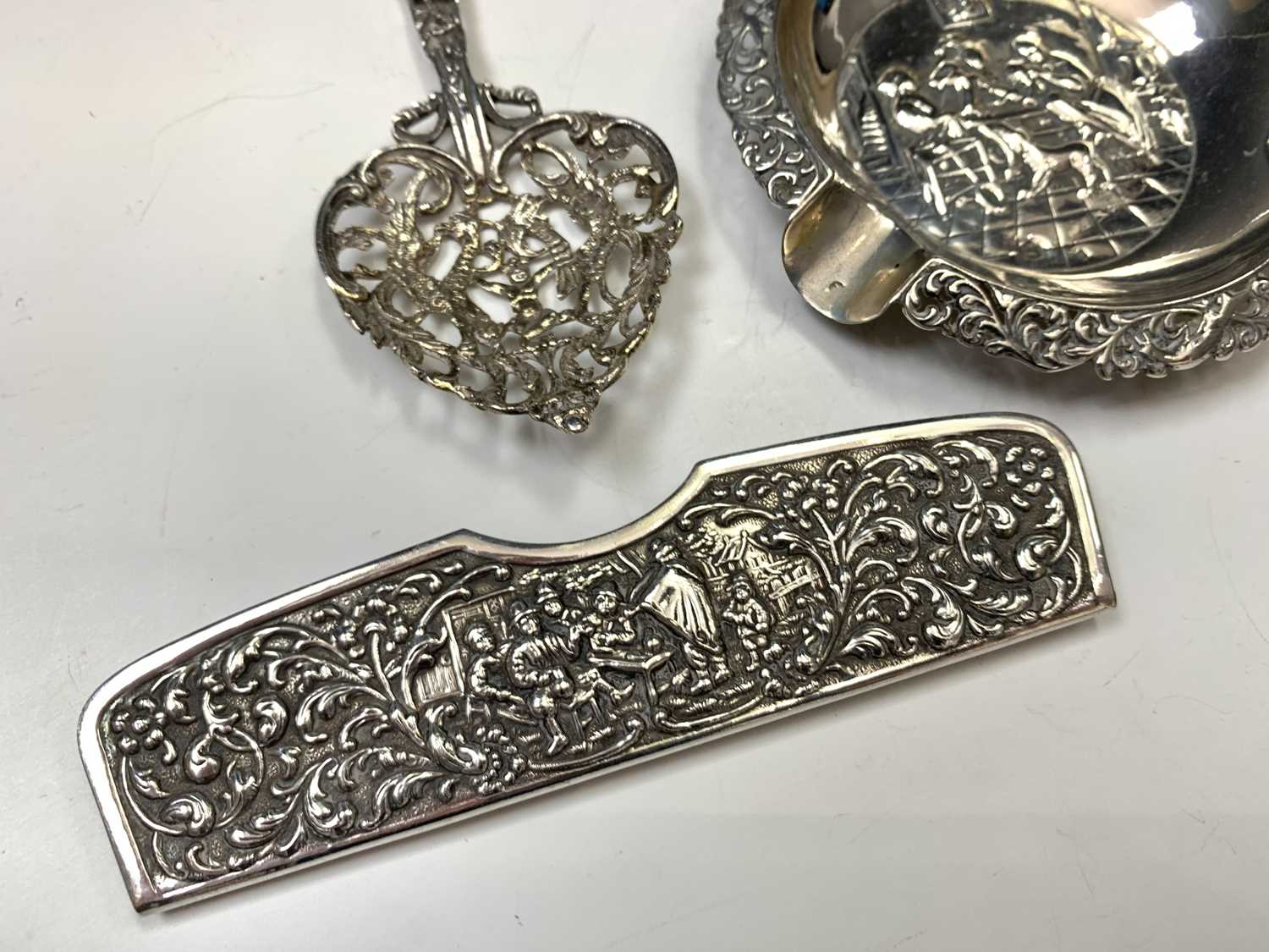 Three pieces of Dutch embossed silver and four Georgian silver teaspoons 4.6oz - Bild 3 aus 6