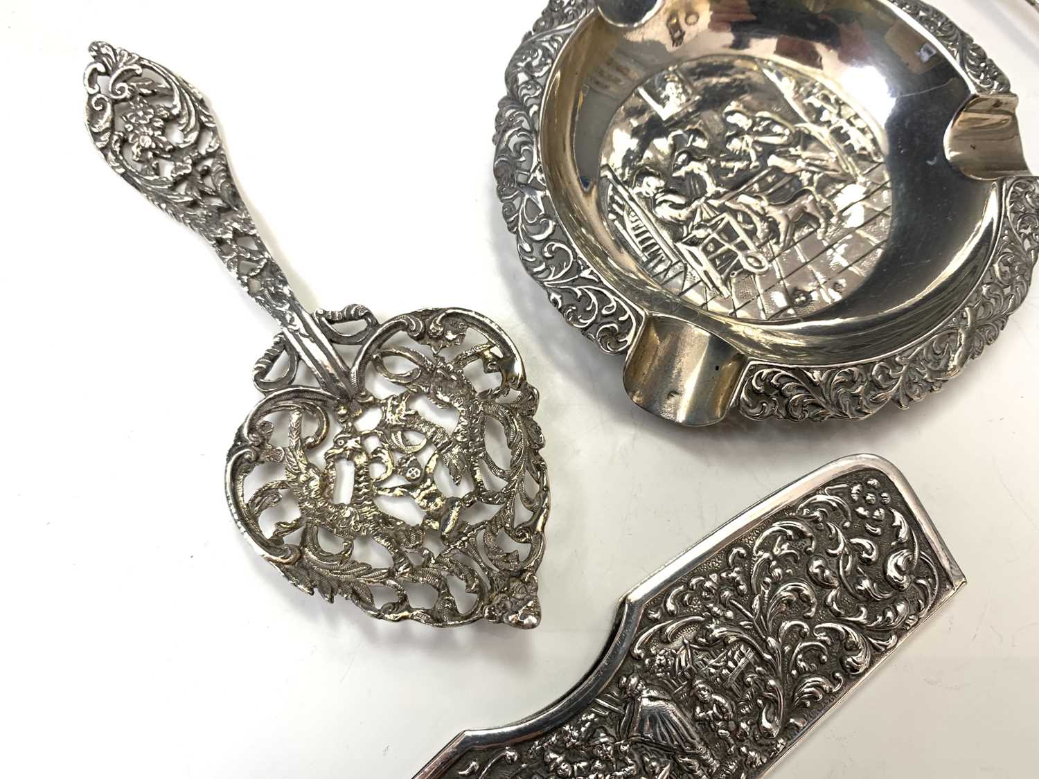 Three pieces of Dutch embossed silver and four Georgian silver teaspoons 4.6oz - Bild 2 aus 6