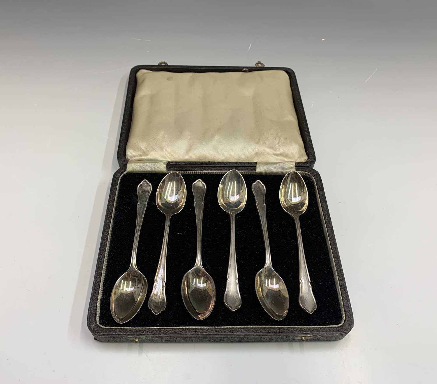 Three sets of six silver teaspoons, 6.2oz each cased and a set of six tea knives - Bild 6 aus 7