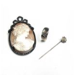 A contemporary 9ct gold ring, a gold stick pin and a cameo brooch.