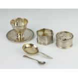 A silver egg cup, 2 napkin rings and 2 spoons 130 grams