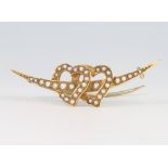 A 15ct yellow gold pearl set double heart brooch, 4.3 grams