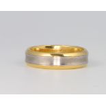 An 18ct 2 colour gold wedding band, size T, 9.3 grams