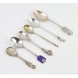 An Edwardian silver teaspoon with Nelson finial and 5 other spoons, 94 grams