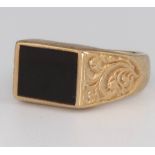 A gentleman's 9ct yellow gold onyx ring, size Q, 6.9 grams