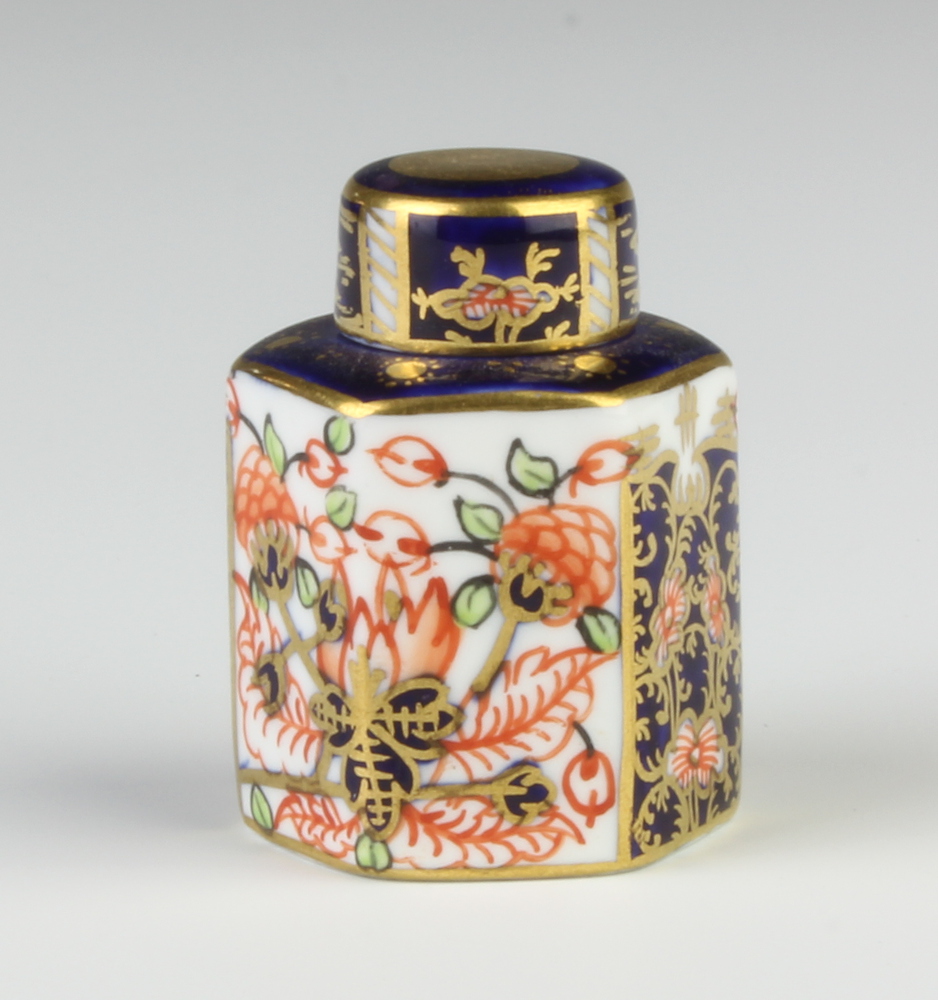 A Royal Crown Derby Imari pattern hexagonal tea caddy and cover 3.5cm