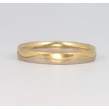 An 18ct 2 colour yellow gold ring, size P, 3.1 grams