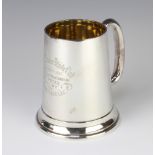 An Edwardian silver mug with presentation inscription Sheffield 1903, 13cm, 555 grams