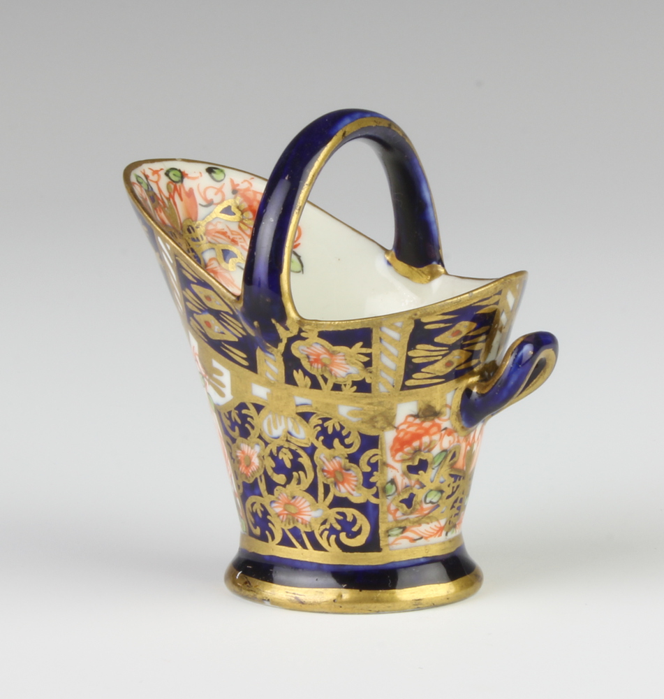 A Royal Crown Derby Imari pattern coal scuttle 6cm