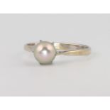 A 9ct white gold grey pearl ring, size N 1/2, 1.6 grams