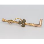 A 9ct yellow gold hardstone crop bar brooch with 3 leaf clover 1.8 grams