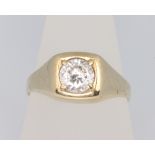 A 9ct yellow gold paste set gentleman's signet ring size V