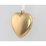 A 15ct yellow gold heart shaped locket 28mm, 5.6 grams