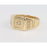 A gentleman's 9ct yellow gold diamond ring size T, 5 grams