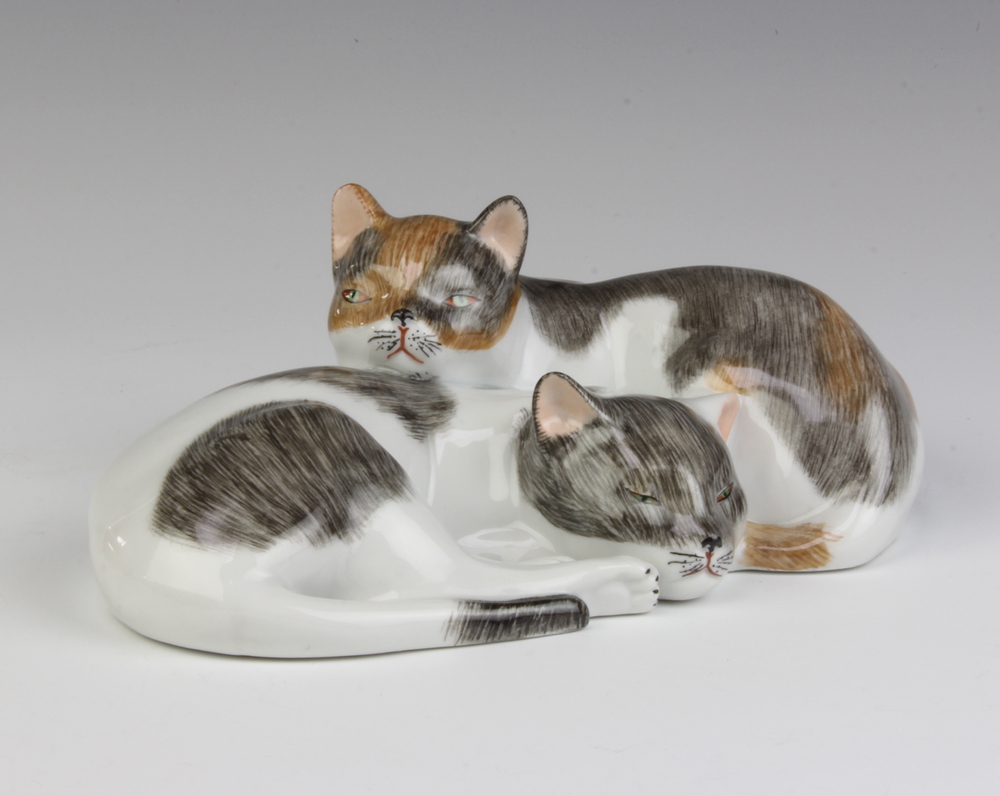 A modern Dresden group of 2 cats 19cm