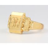 A gentleman's 18ct yellow gold signet ring with chased monogram 11.7 grams, size W