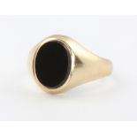 A 9ct yellow gold onyx ring, size J 1/2, 2.5 grams
