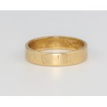 An 18ct yellow gold wedding band size K, 4 grams