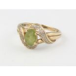 A 9ct yellow gold peridot ring size N