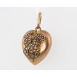 A 9ct yellow gold pearl set heart pendant, 2.1 grams