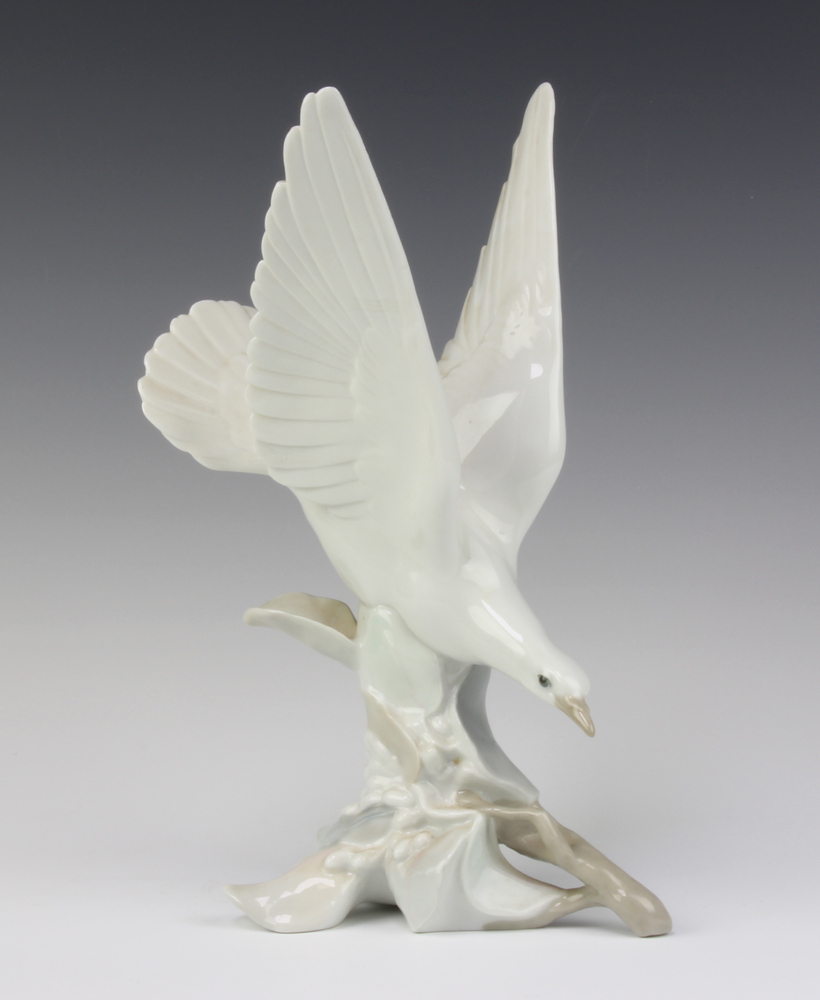 A Lladro figure of a diving dove impressed Lladro Made in Spain 3 28cm There is some crazing to