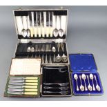 A set of 6 engraved silver teaspoons, London 1913, 68 grams and 3 cased sets