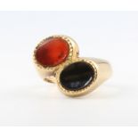 A gentleman's 9ct yellow gold 2 colour hardstone ring size L, 6.7 grams