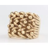 A gentleman's 9ct yellow gold keeper ring size 3, 35.8 grams